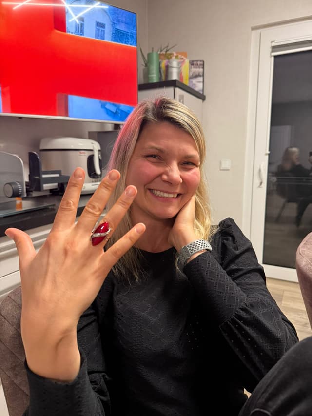 Josephine zeigt ihren Ring