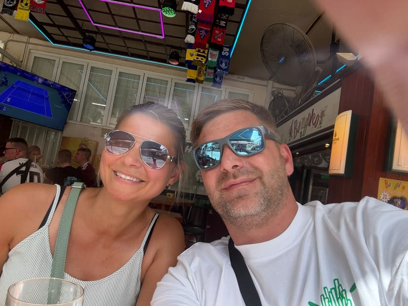 Paar mit Sonnenbrillen